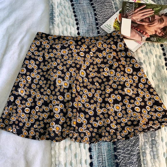 Free People Dresses & Skirts - Free People Floral-Print Satin Mini Skirt - size 6